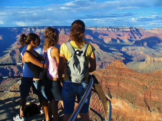 Veto migratorio de Trump e incidentes con aerolíneas dañan el turismo en EUA