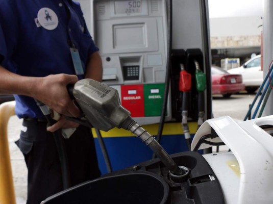 Desde mañana bajan los precios de los combustibles