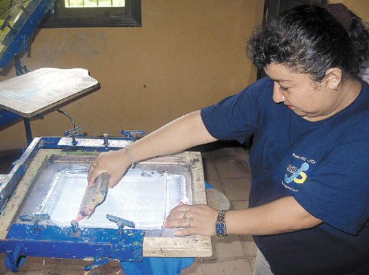 Mujeres chortís le apuestan a la serigrafía