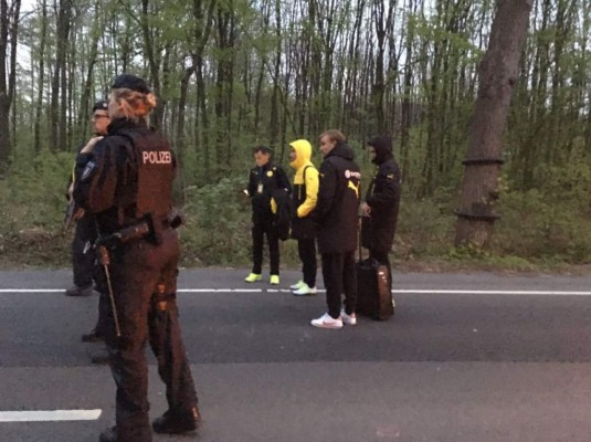 Policía alemana informa de 'tres explosiones' junto al autobús del Dortmund