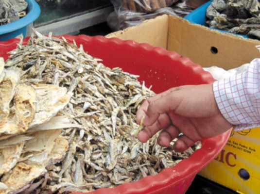 En mercados decomisan sardinas en mal estado