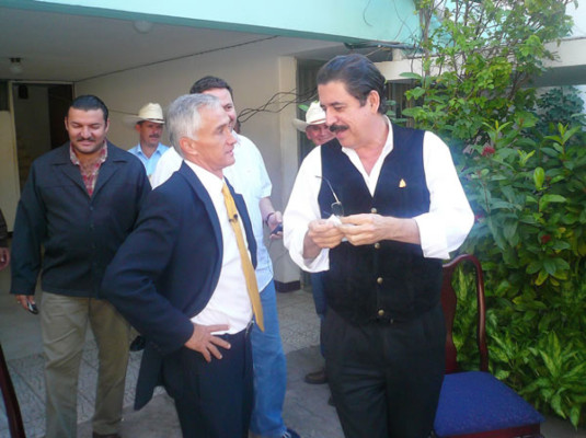 Lobo: No busca la subordinación de Chávez