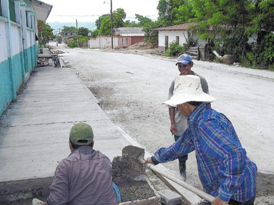 Pavimentan más calles en El Negrito, Yoro