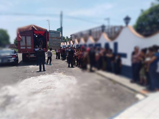 Policías mexicanos detienen a migrantes hondureños en Veracruz