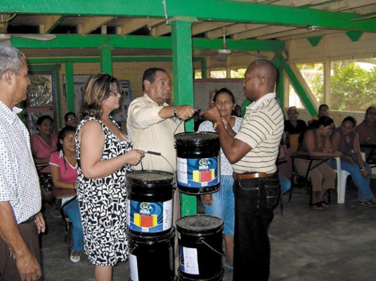 Padres y maestros se unen para reparar escuela