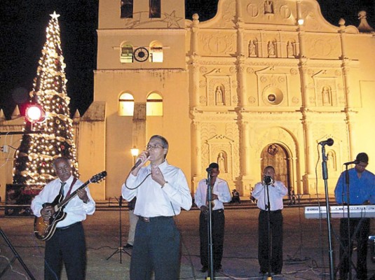 Reciben el año al son de campanadas