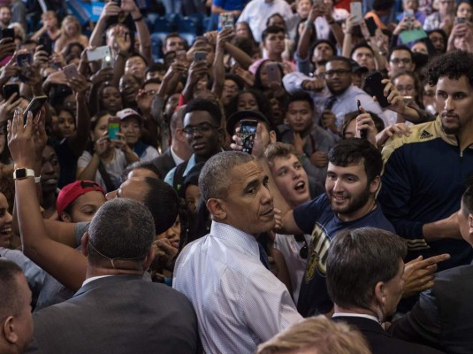 Clinton mueve sus piezas para atajar repunte de Trump