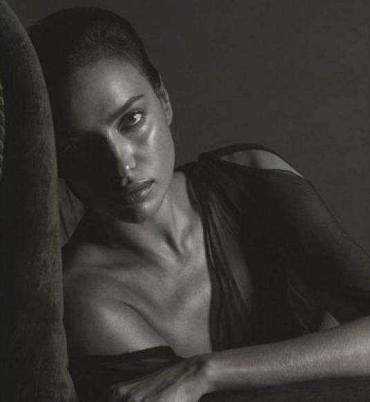 Irina Shayk posó para el fotógrafo Mario Sorrenti, quien logró capturar la belleza y sensualidad que caracterizan a la modelo rusa en la impactante sesión.