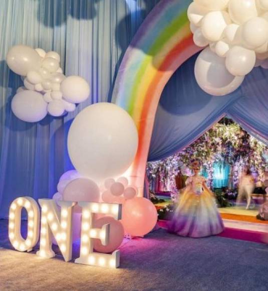 La primera fiesta de cumpleaños de Stormi incluía juegos de carnaval, una sala de bosque de mariposas, una sala de burbujas, una actuación de 'Baby Shark', princesas de hadas disfrazadas y una pared de osos de peluche gigantes.