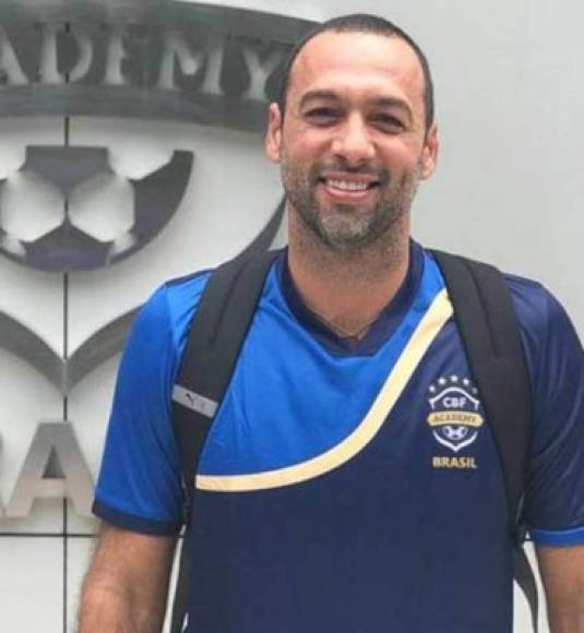 Además de comerciante, Fabio de Souza sigue ligado al fútbol y ha comenzado a prepararse para convertirse en entrenador.