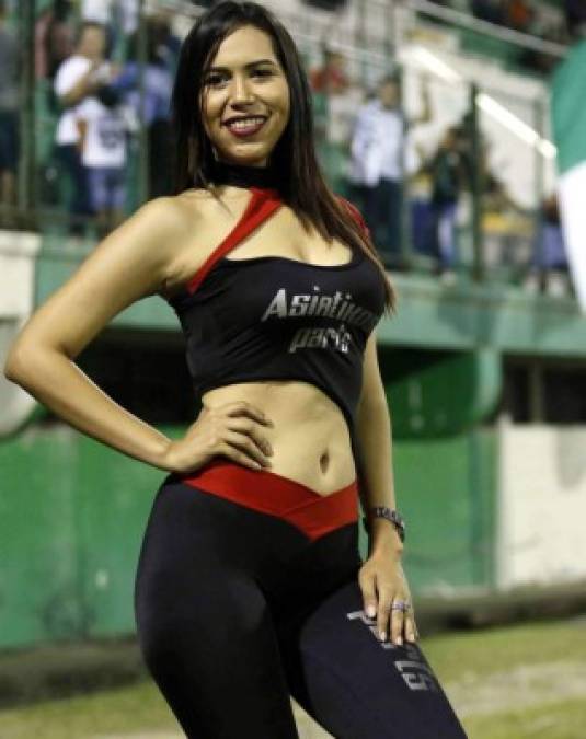 Otra sexy edecán en el estadio Excélsior durante el partido Platense-Yoro FC. Foto Neptalí Romero