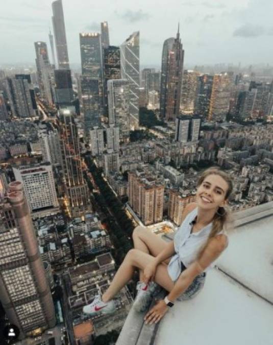 Ángela hace volteretas, poses arriesgadas de yoga o pasos de baile en medio de la cornisa de un rascacielos o grúas altísimas.