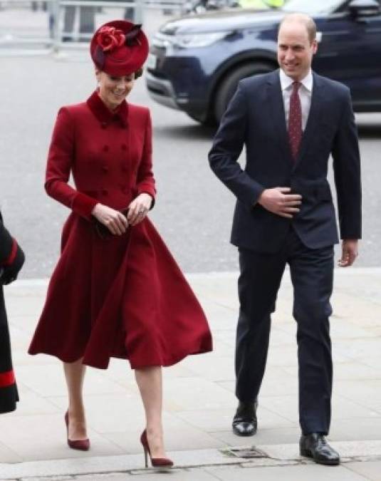 Para la ocasión Kate Middleton decidió 'reciclar' uno de los vestidos que ya tenía en el clóset. La madre de tres lució un vestido de abrigo escarlata de los años 1940 de Catherine Walker.