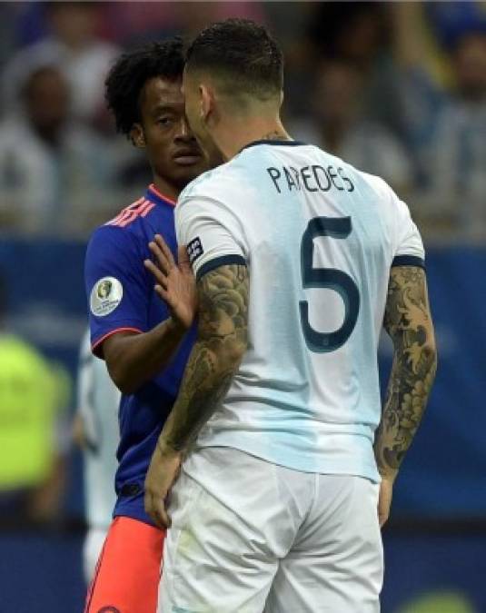 Leandro Paredes se encara con Juan Guillermo Cuadrado en un lance del partido.