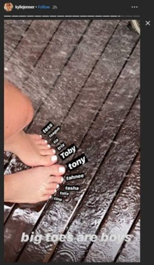 'A ver, todo el mundo tiene que calmarse con el asunto de mis jodi**s dedos. Y para que quede claro, tengo unos pies adorables', ha respondido la joven tras leer el aluvión de comentarios que había provocado su anterior publicación.<br/>