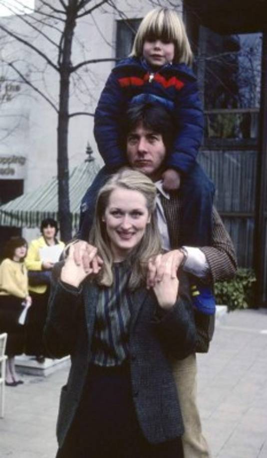Kramer contra Kramer- Kramer vs. Kramer. EU, 1979.<br/><br/>Dirige: Robert Benton.<br/>Actúan: Dustin Hoffman, Meryl Streep, Jane Alexander.<br/><br/>Ted Kramer es un publicista devoto de su trabajo, por lo que descuida a su familia. Este desamparo provoca que su esposa, Joanna, busque el divorcio. Tras su separación, Ted debe reorganizar su vida para cuidar de su pequeño hijo, Billy. Sin embargo, todo se complica cuando Joanna pelea ante la Corte la custodia de su hijo.<br/><br/>Vela por...<br/><br/>Justin Henry, quien encarna al hijo del matrimonio Kramer, fue el más joven nominado al Óscar a Mejor actor de reparto hasta esa fecha. Tenía solo 9 años. Meryl Streep obtuvo su primer premio de la Academia por su participación como Actriz secundaria en esta cinta. Durante el rodaje de esta película, Dustin Hoffman estaba en proceso de divorciarse de su primera esposa lo que, involuntariamente, aportó ingredientes personales a su actuación en dicho proyecto.<br/>