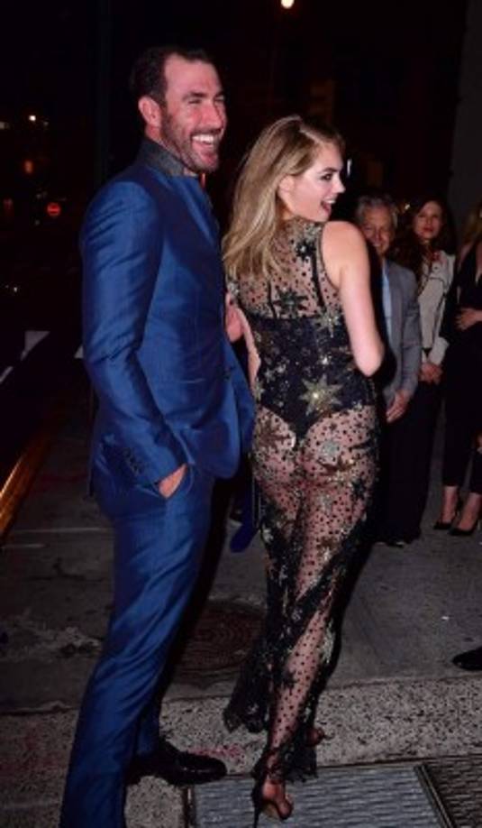 Sin miedo al que dirán y con su sonrisa pícara mostró sus atributos .