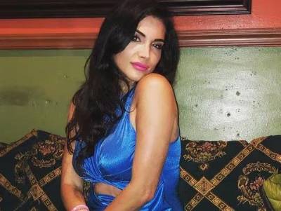 Elisa Jordana, una popular influencer estadounidense, fue detenida el martes por la policía de Palm Beach, Florida, acusada de agresión luego de que se viralizara un video de una transmisión en vivo en el que se le ve agredir continuamente a su pareja.