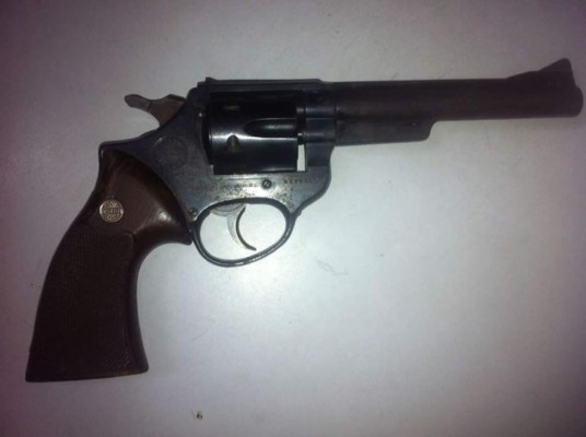 Detienen a estadounidense en el aeropuerto sampedrano con un arma