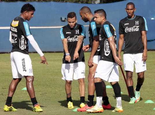 Selección de Honduras se divierte practicando fútbol-tenis