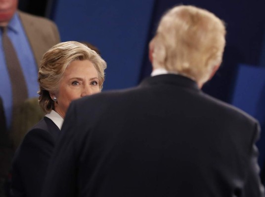 Clinton: Lo que Trump dice sobre los musulmanes ayuda a captar terroristas