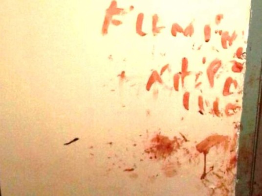 Mujer escribe con sangre el nombre de su atacante