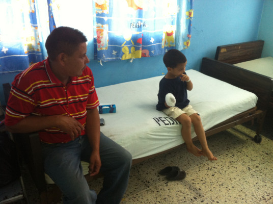 Niño de 7 años se quema la mano con pólvora