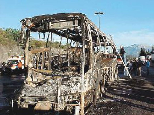 14 calcinados tras choque de autobús