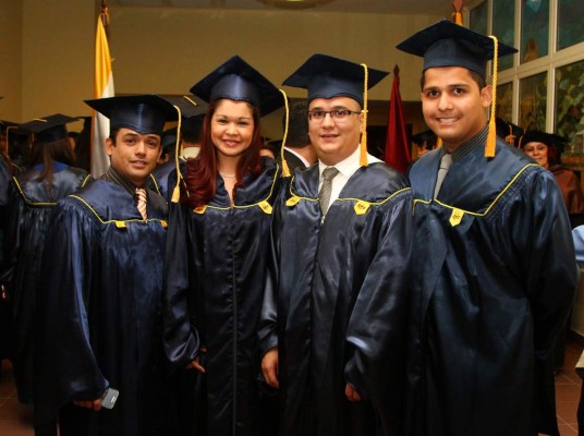 Aplausos por los graduados de la Universidad de San Pedro Sula