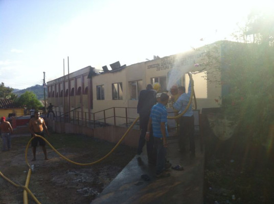 Incendian edificio de la alcaldía de Chinda, Santa Bárbara