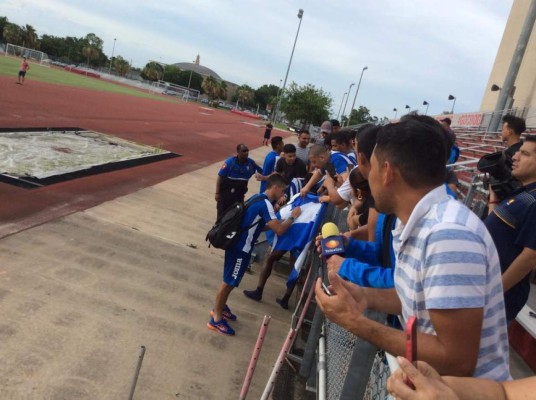 Afición catracha cobija a la Selección de Honduras en Houston