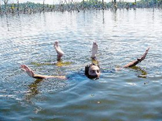 Comer y nadar, peligro de indigestión