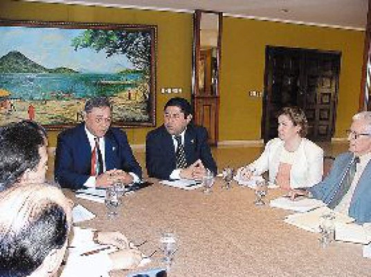 Gobierno reparte fondos al Parlacen, Sica y CCJ