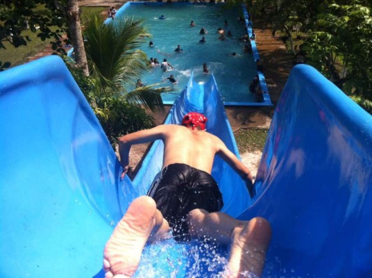 Sol y feriado impulsan a cientos a las playas