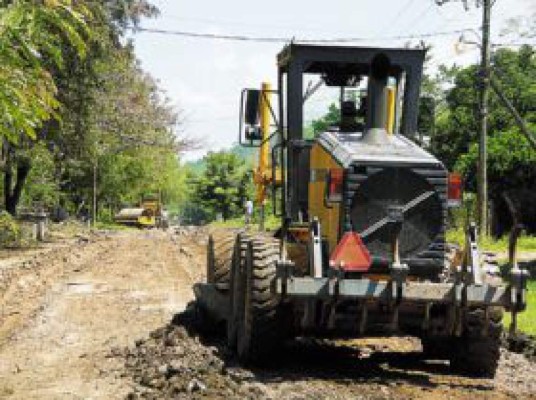 Reparan calles en barrios y colonias