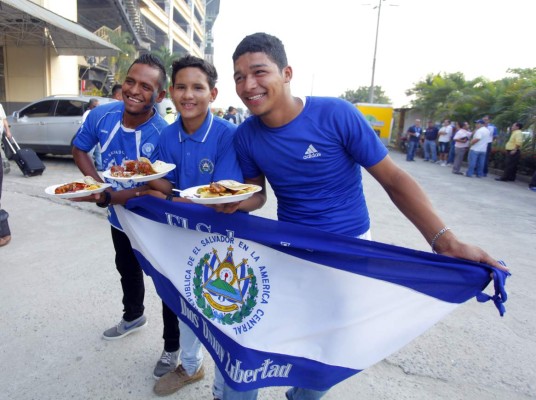 Salvadoreños se hacen sentir en el Olímpico