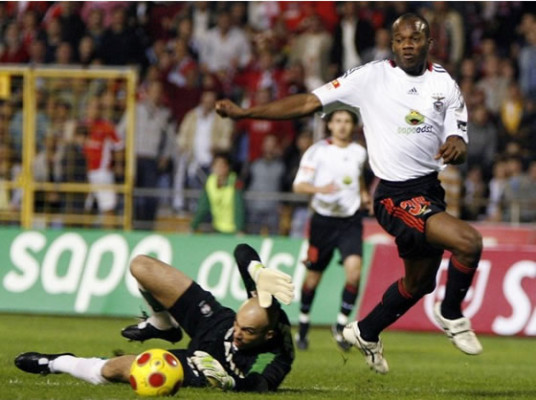 David Suazo brilla anotando doblete