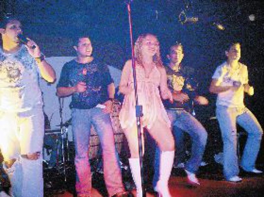 Regresan a los escenarios catrachos