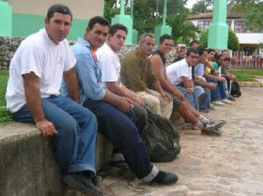 Por cansancio y hambre cubanos hacen escala en Honduras en pequeña embarcación