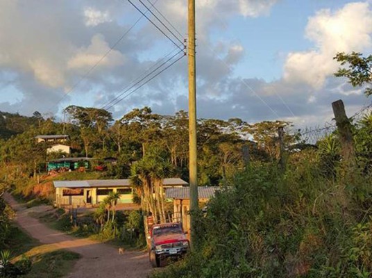 Pobladores de dos aldeas de Morazán ya tienen energía