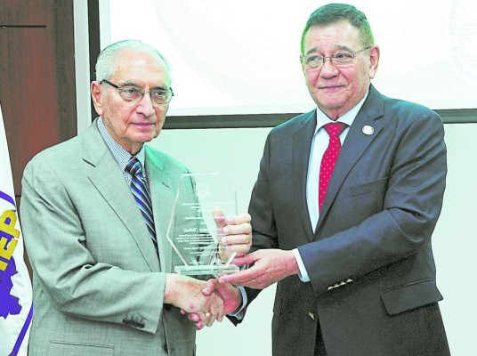 Reconocen trayectoria de don Emilio Larach