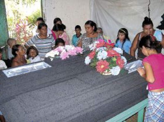 Niña y su abuela se ahogan en quebrada