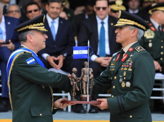 Ascensos y condecoraciones en el 194 aniversario del Ejército