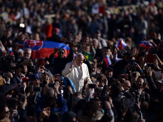 El papa Francisco envía mensaje a quienes usan teléfonos durante la misa