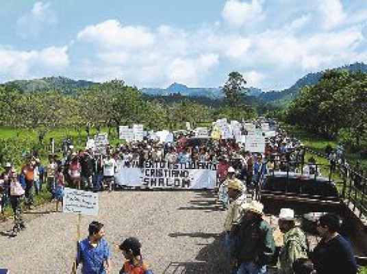 Con marcha exigen construcción de aeropuerto
