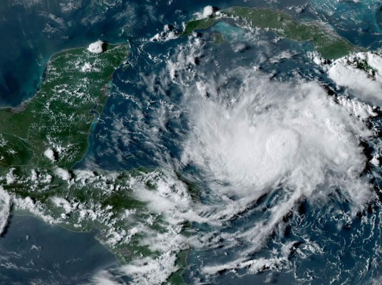 Nana amenaza con convertirse en huracán y tocará tierra en Belice  