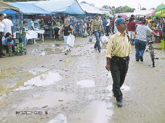 Denuncian descontrol en feria del agricultor