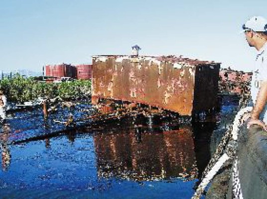 Las playas sufren efecto del derrame de asfalto