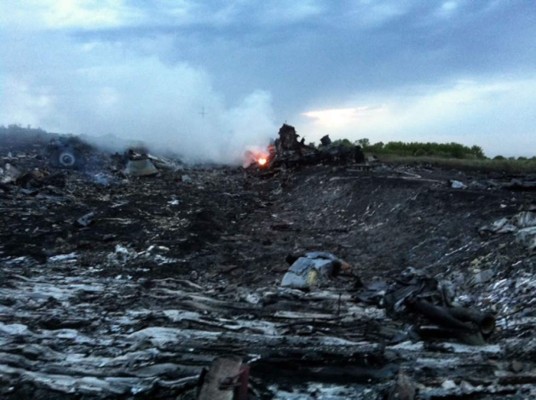 Avión de Malasia se estrella con 295 pasajeros en Ucrania