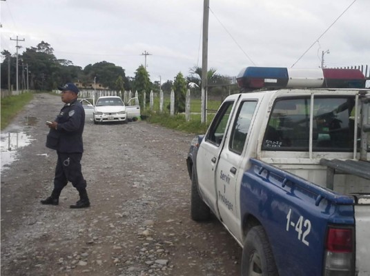 Dentro de taxi matan a tres hombres en La Ceiba